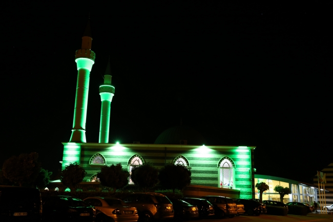 Dünyada ilk teravih namazı coşkusu